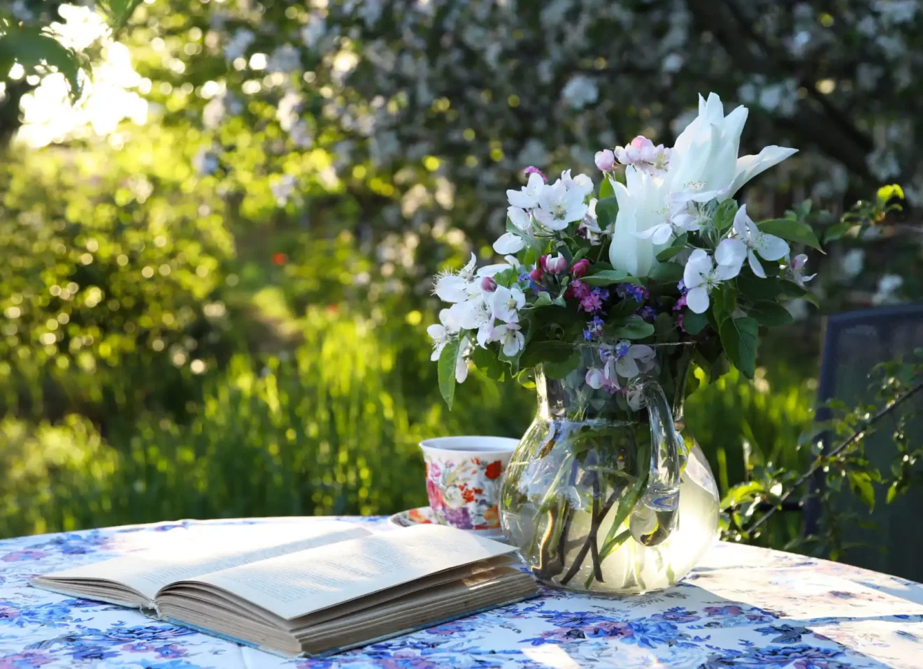 en_chelsea-flower - en_kent_tisch mit buch und blumen_AdobeStock_183916341 resize