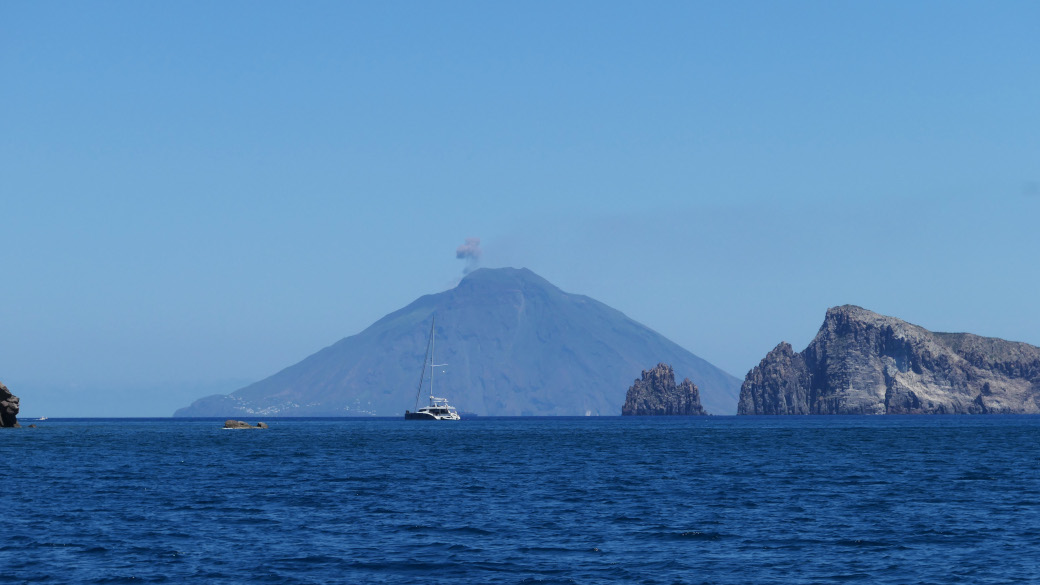it_kalabrien-basilicata - Liparische_Inseln_Stromboli_Panorama