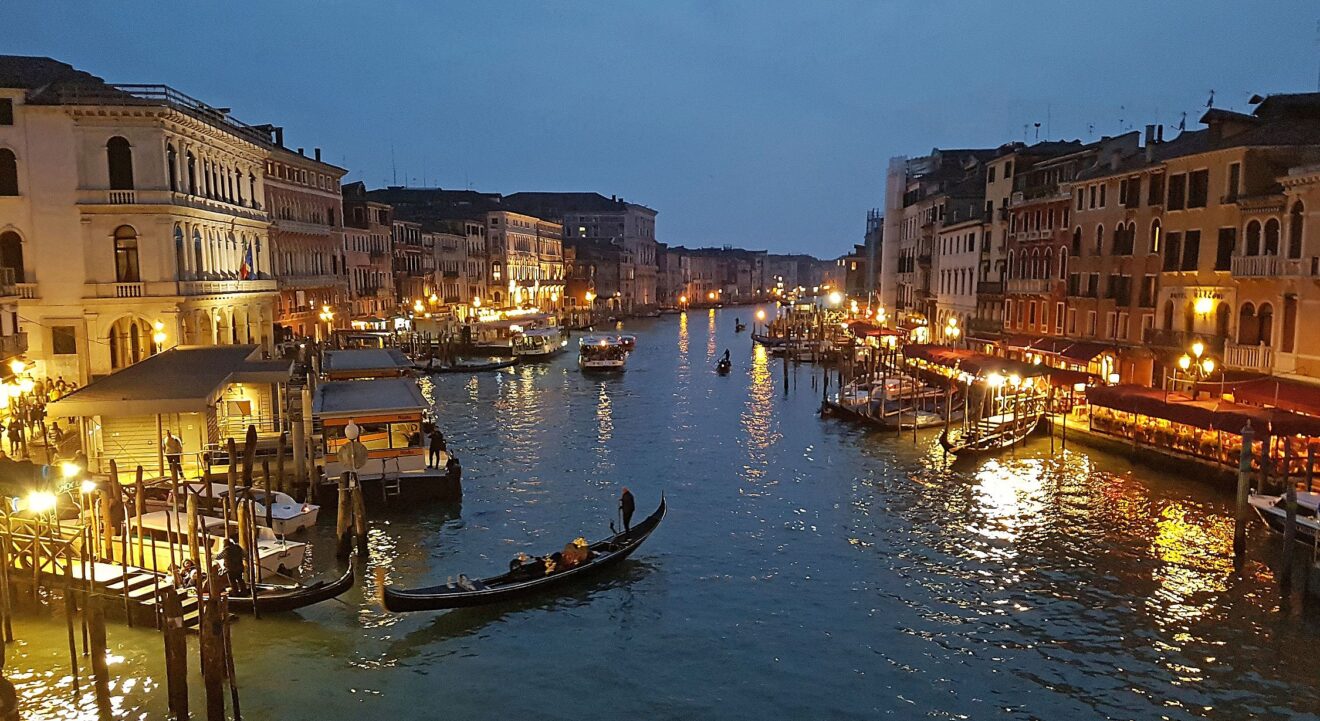 it_venedig - Venedig Canal Grande von der Rialto Bruecke Gondeln Vaporetti2